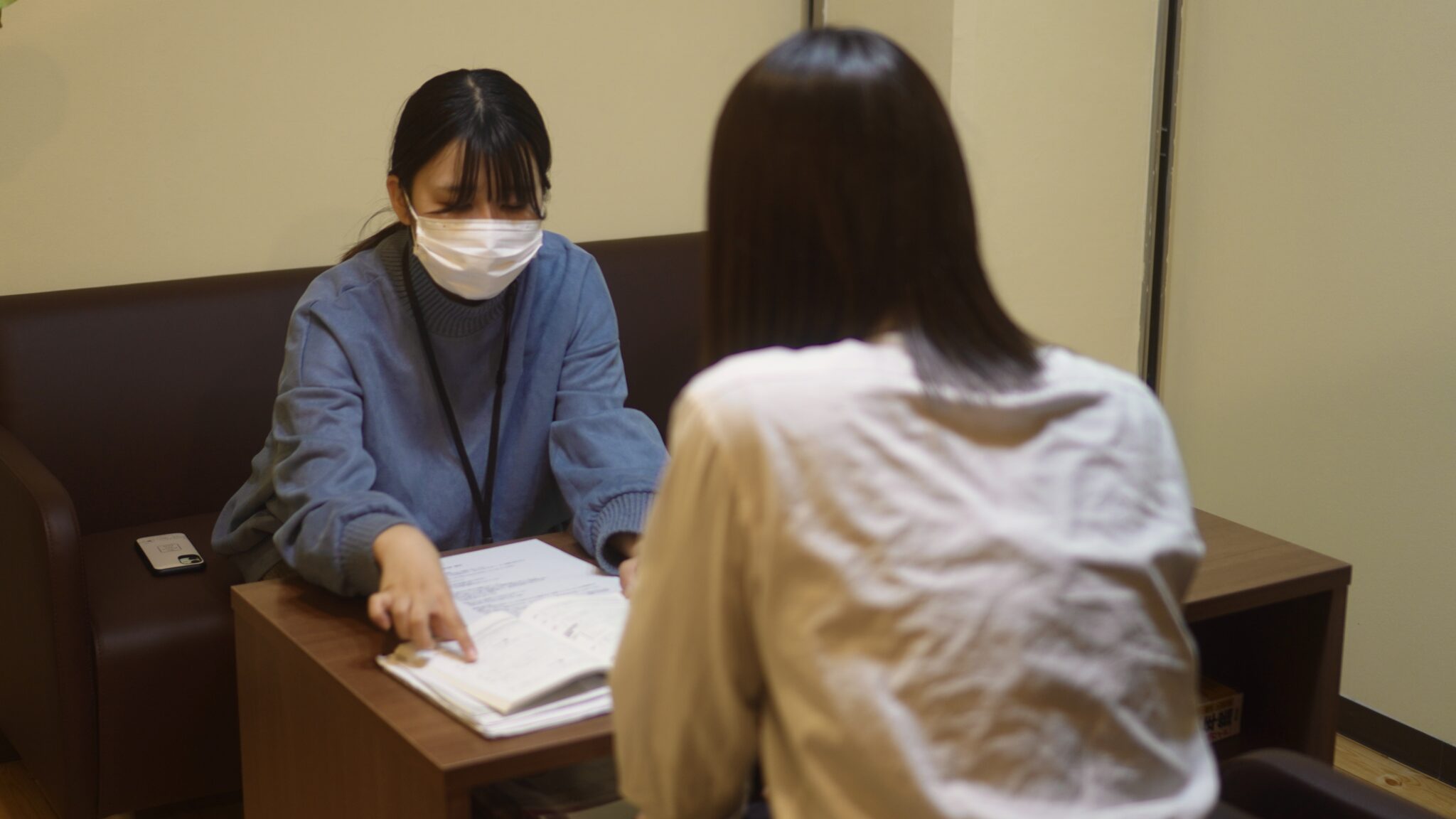 生徒と向き合って学習相談を行う様子